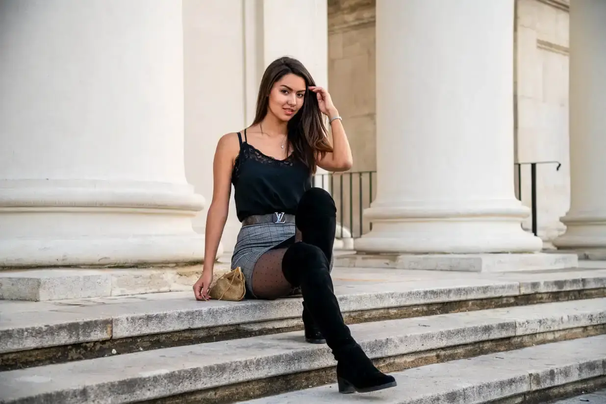 Outdoor Portrait Wien: Fotoshooting auf historischen Stufen