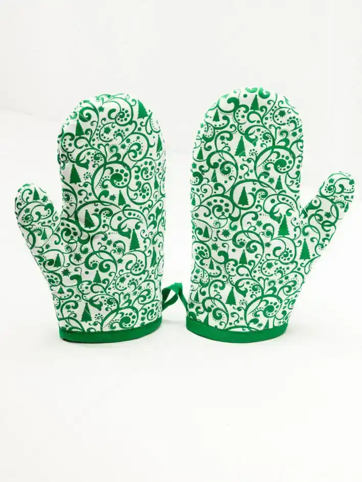 Grüne Weihnachtsfäustlinge mit Ornamenten und Tannenbäumen - Produktfotografie Wien