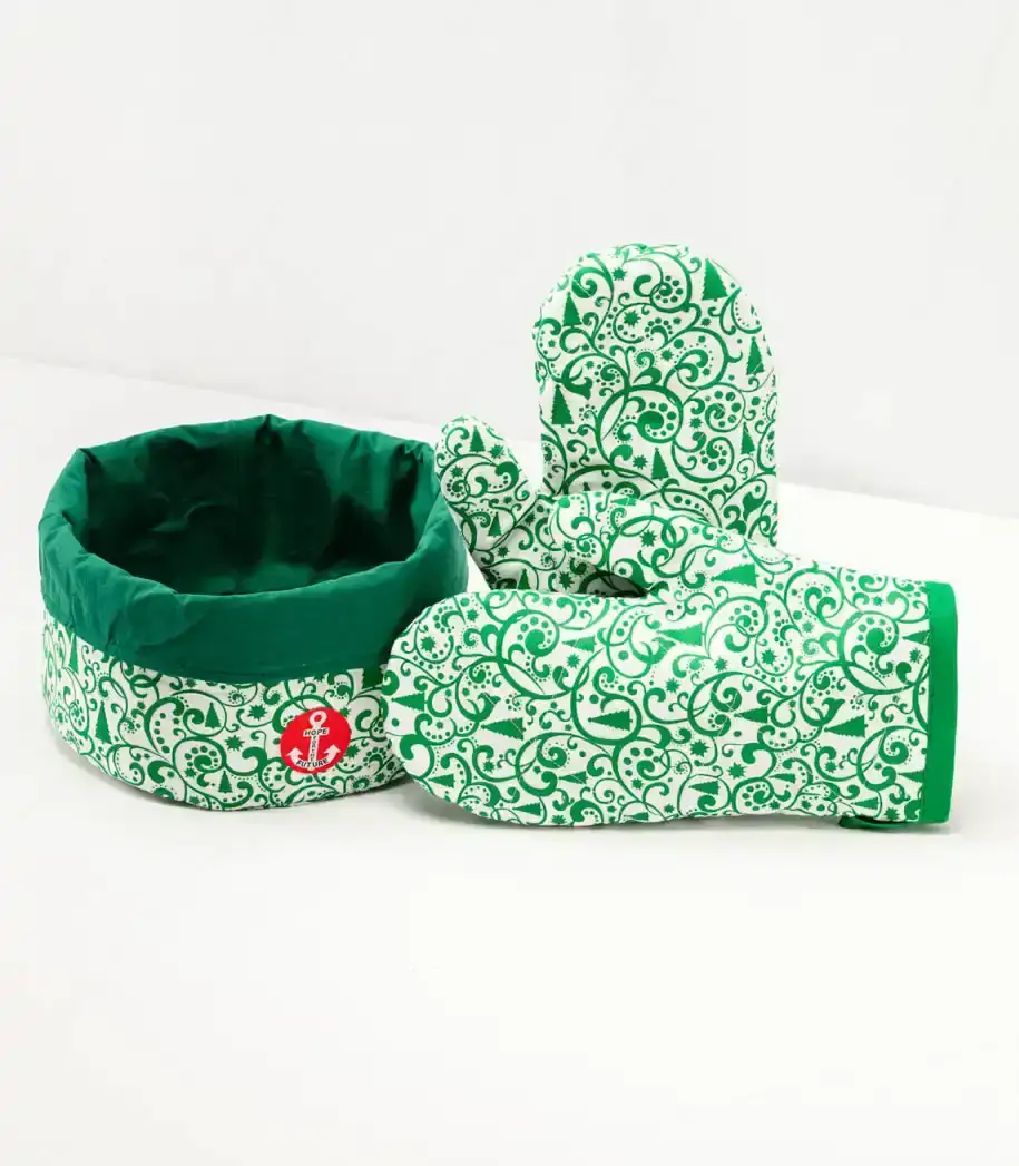 Grünes Haustierbett-Set mit weihnachtlichem Muster bestehend aus Bett und Fütterungsschüssel - Produktfotografie Wien