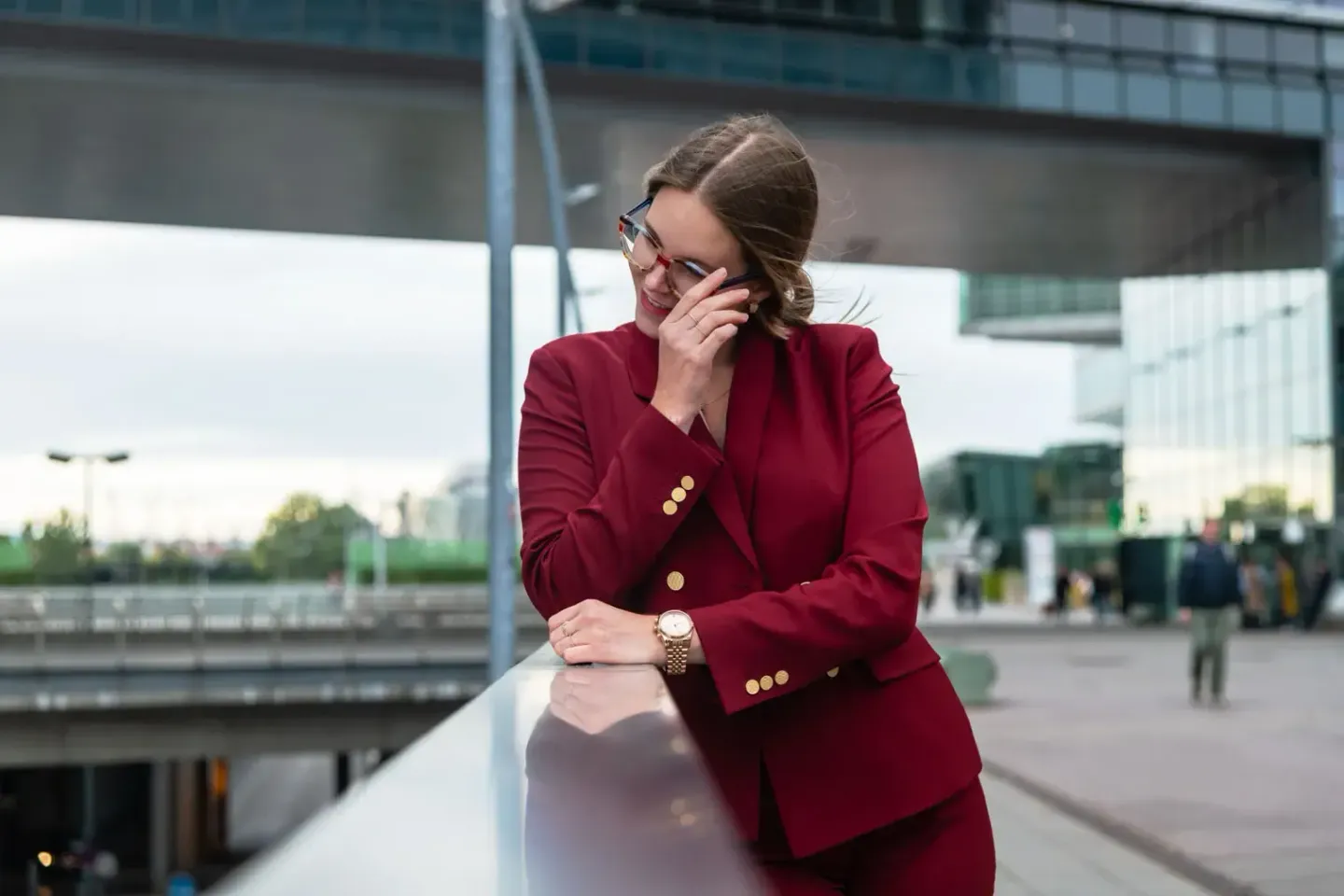 Frau in burgunderfarbenem Blazer am Wasser, Werbefotografie Wien