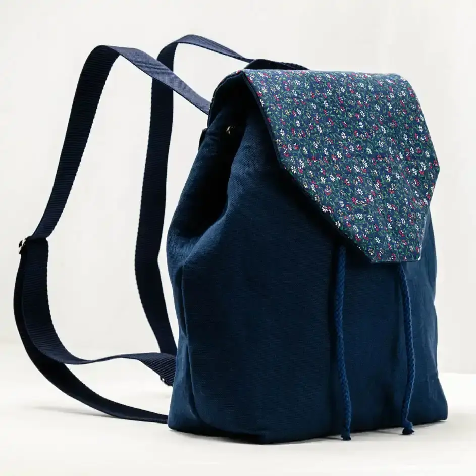 Dunkelblauer Rucksack mit floralem Muster-Verschlag, schwarze Träger, Produktfotografie Wien