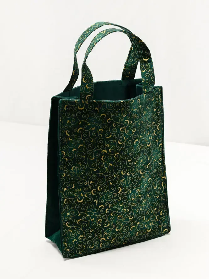 Grüne Samthandtasche mit goldenem Ornament-Muster und zwei Henkeln, Produktfotografie Wien