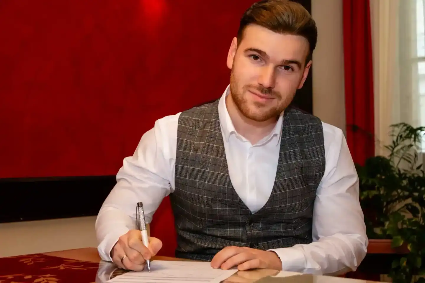 Hochzeitsfotograf Alexandru Bogdan bei der Vertragsunterzeichnung mit Brautpaar in Wien