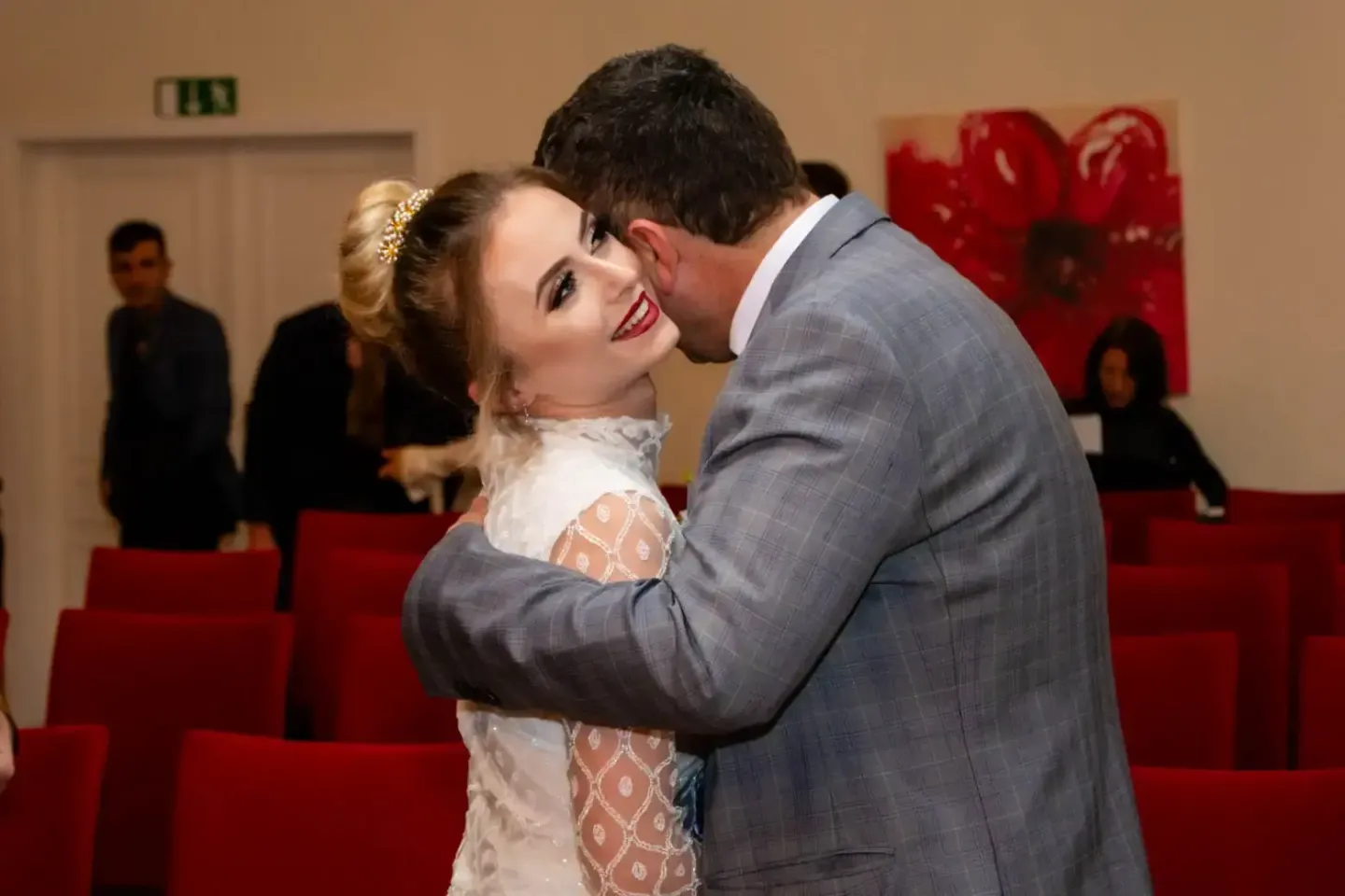 Brautpaar küsst sich in einer Kirche, Hochzeitsfotograf Wien dokumentiert den glücklichen Moment