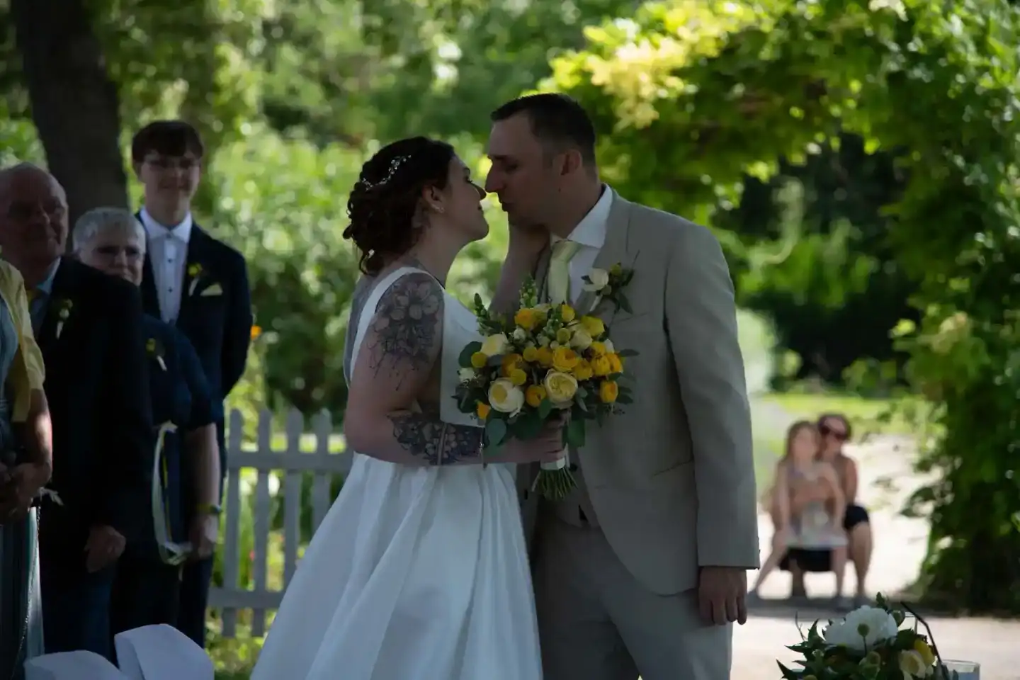 Brautpaar blickt sich verliebt an – Hochzeitsfotograf Wien dokumentiert den emotionalen Moment unter grünen Bäumen