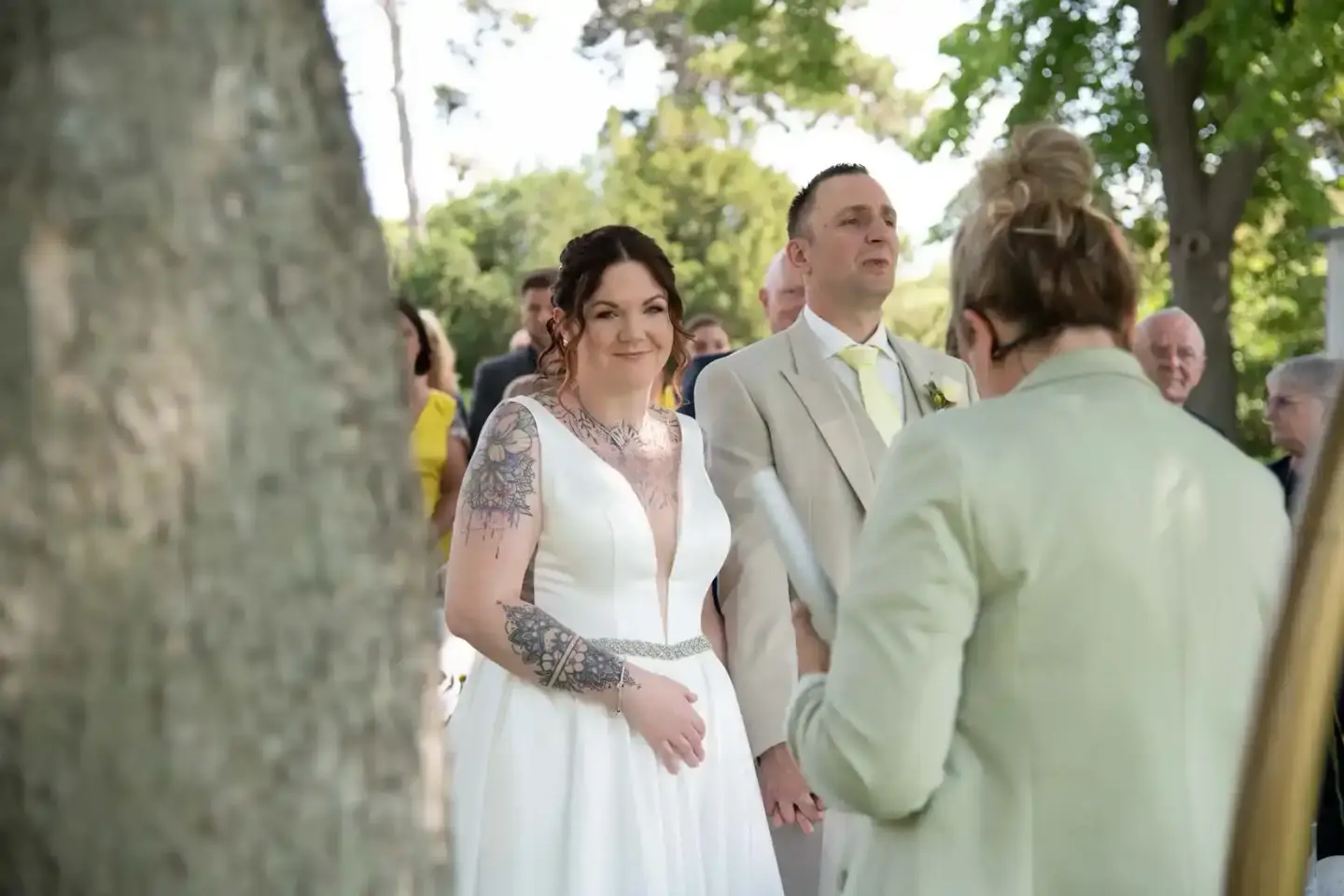 Brautpaar bei Trauung unter Bäumen, Hochzeitsfotograf Wien dokumentiert emotionalen Moment