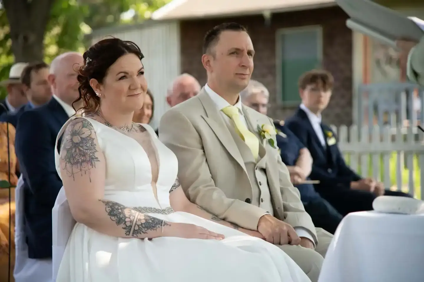 Brautpaar sitzt zusammen während der Trauungszeremonie, Hochzeitsfotograf Wien dokumentiert den emotionalen Moment