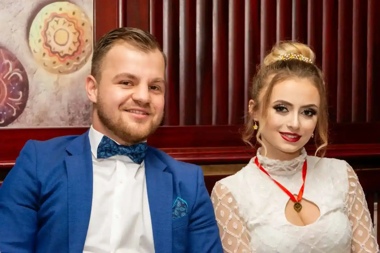 Brautpaar in eleganter Kleidung bei professioneller Hochzeitsfotografie Wien - Bräutigam im blauen Anzug, Braut im weißen Kle