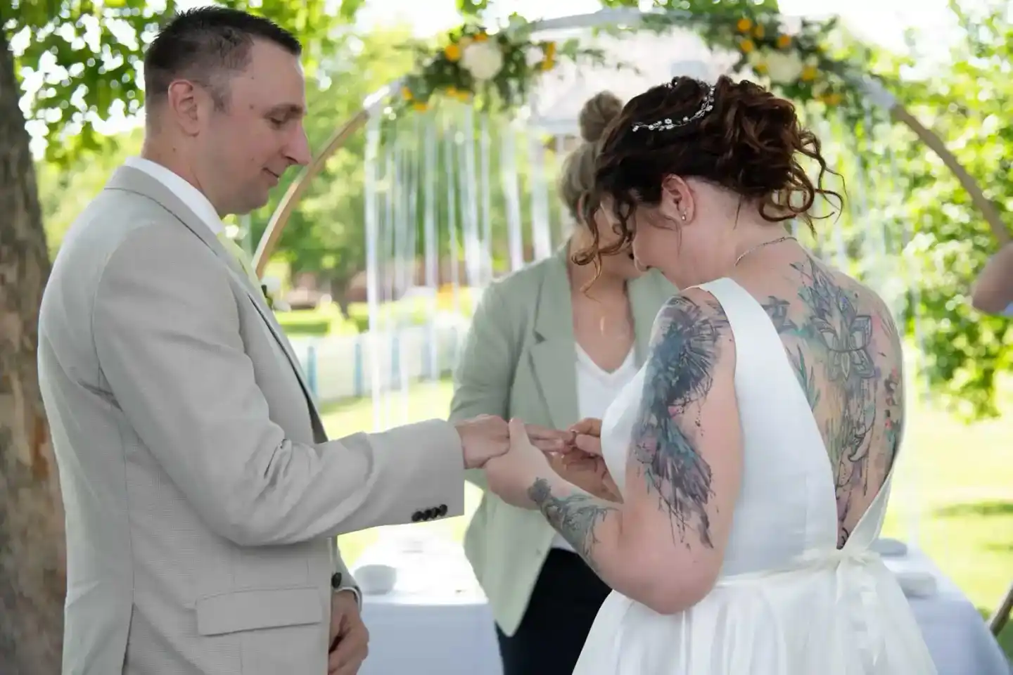 Brautpaar tauscht Ringe bei Trauung im Freien – Hochzeitsfotograf Wien dokumentiert den Moment