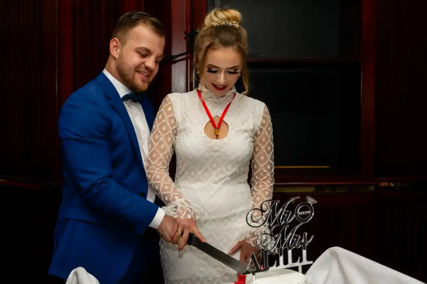 Brautpaar beim Hochzeitstorte-Anschnitt, Hochzeitsfotograf Wien dokumentiert den Moment