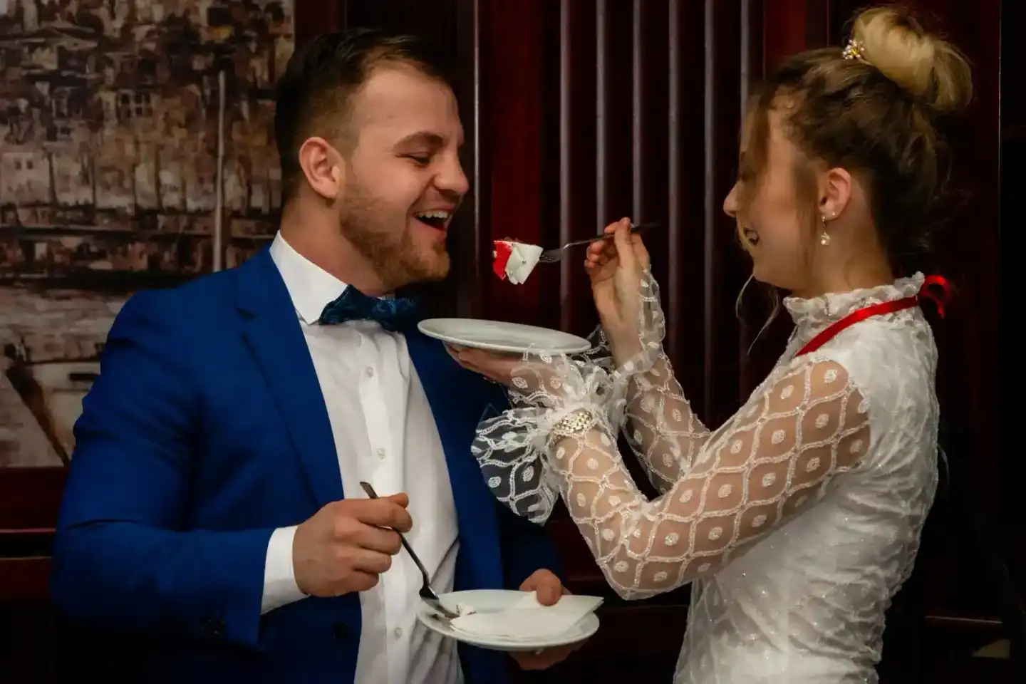 Brautpaar beim Anschneiden der Hochzeitstorte - Hochzeitsfotograf Wien dokumentiert den festlichen Moment