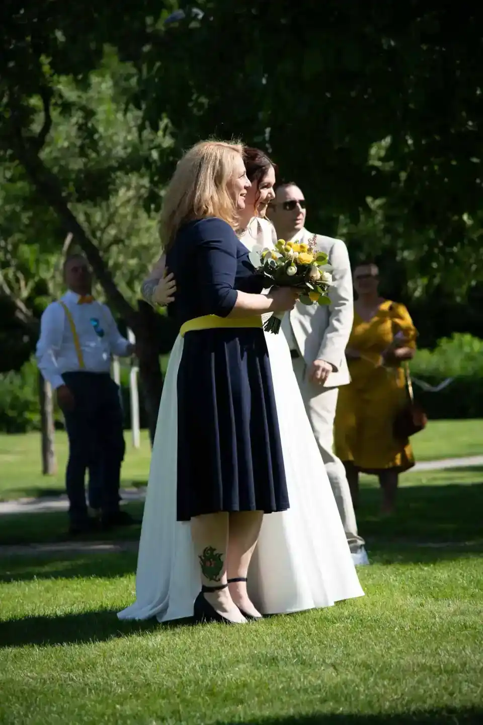 Brautpaar bei Trauung im Freien, Hochzeitsfotografie Wien mit Braut im weißen Kleid und Bräutigam