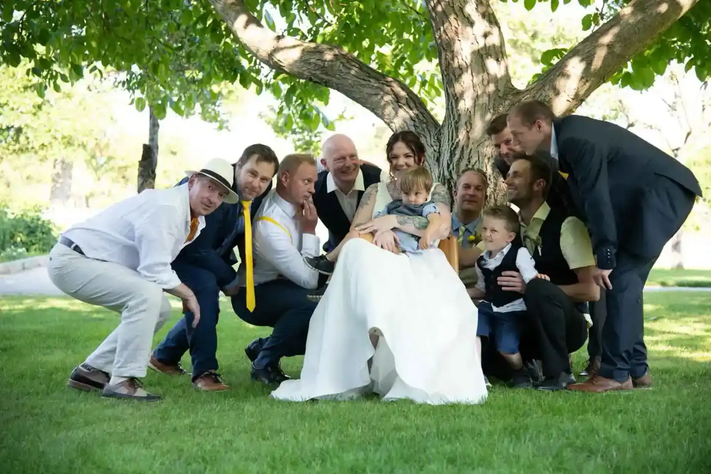 Brautpaar mit Familie und Freunden unter einem Baum, Hochzeitsfotografie Wien