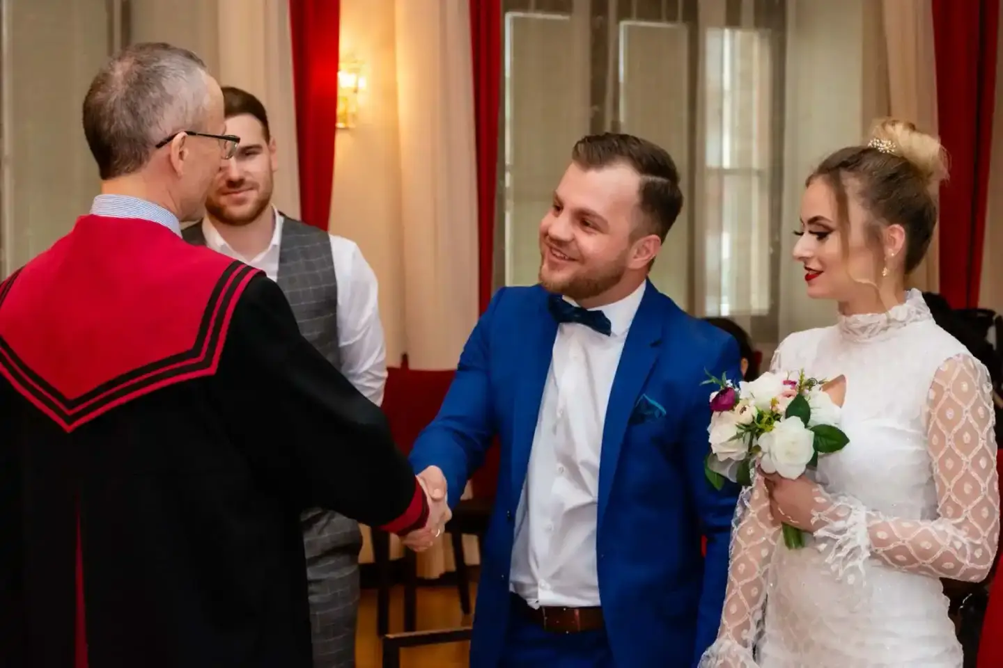 Brautpaar beim Hochzeitsempfang mit Gratulanten in Wien, professionelle Hochzeitsfotografie